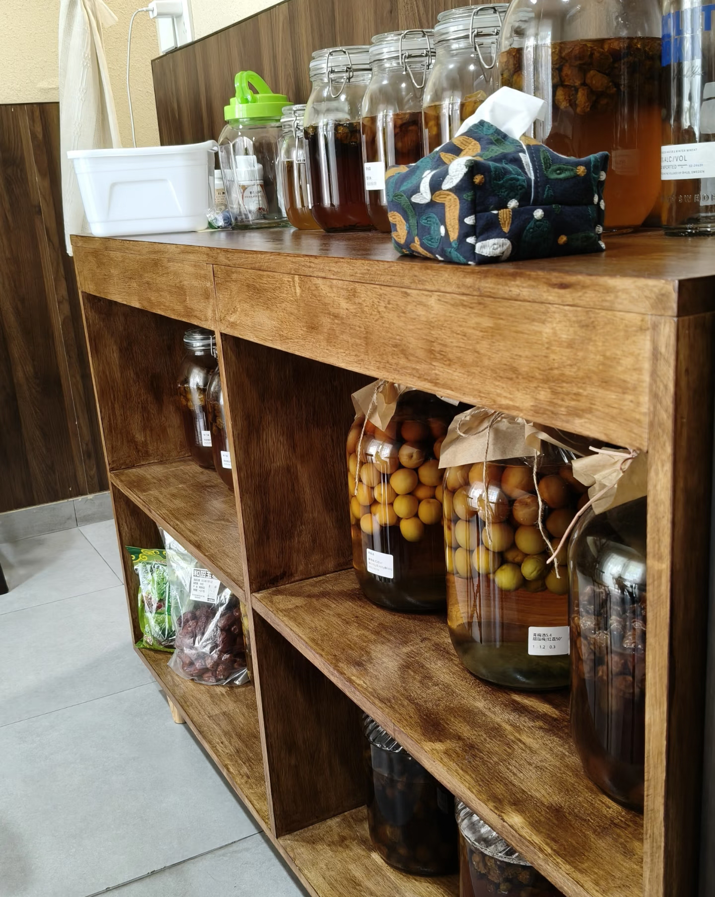 Large-Capacity Jar Storage Cabinet Solution